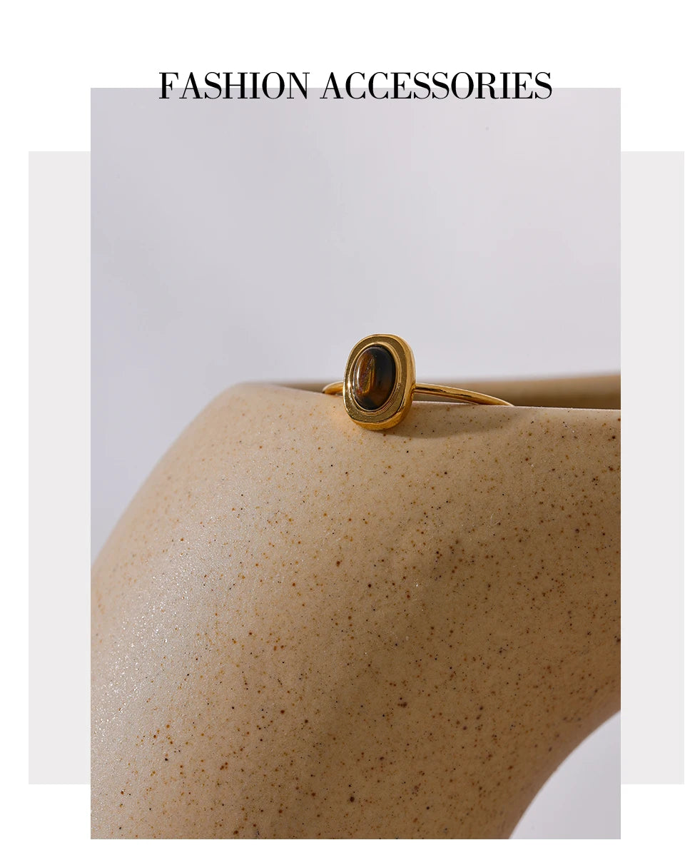 Natural stone geometric ring in 18K gold-plated stainless steel with natural stone.