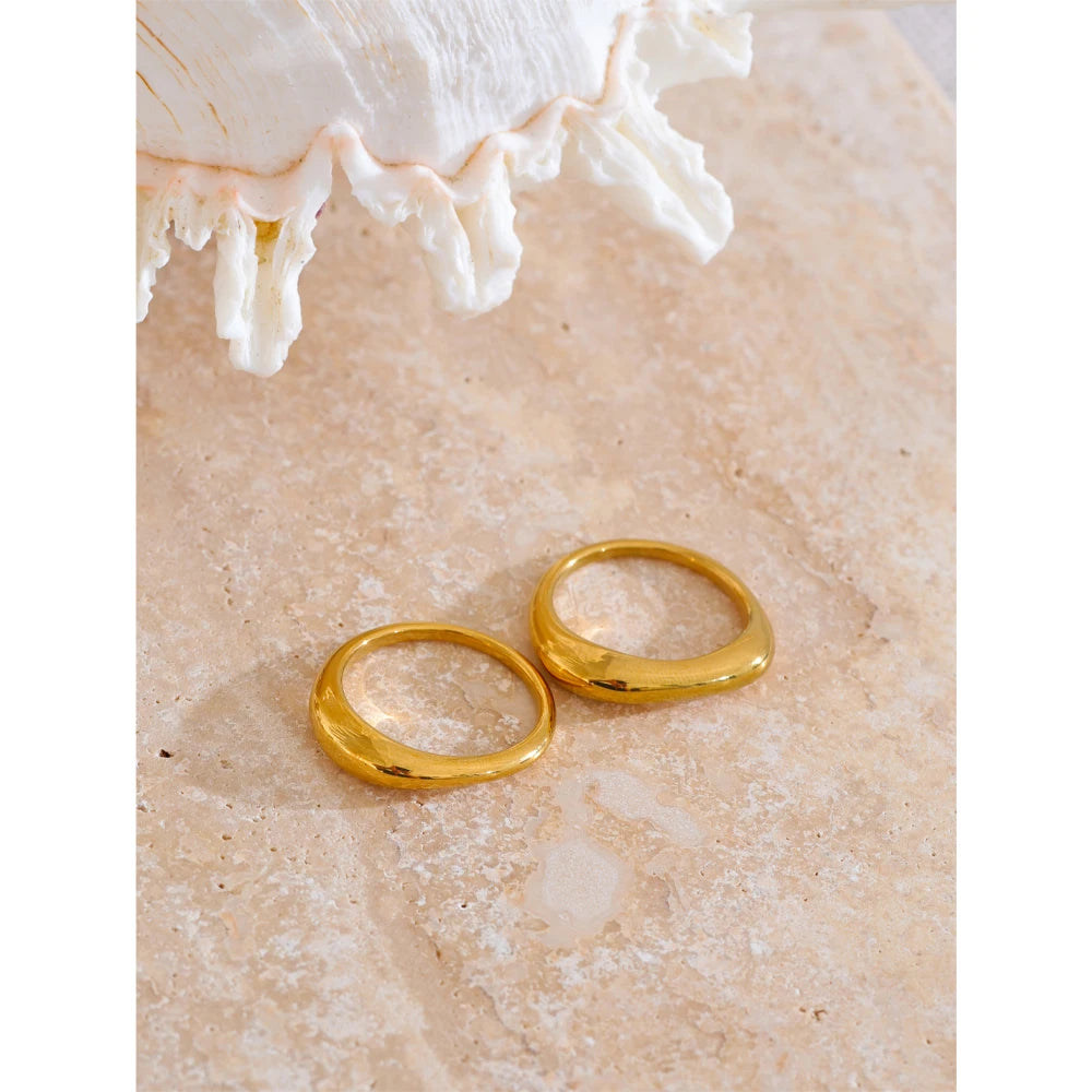 Hammered minimalist geometric ring in gold-plated stainless steel.