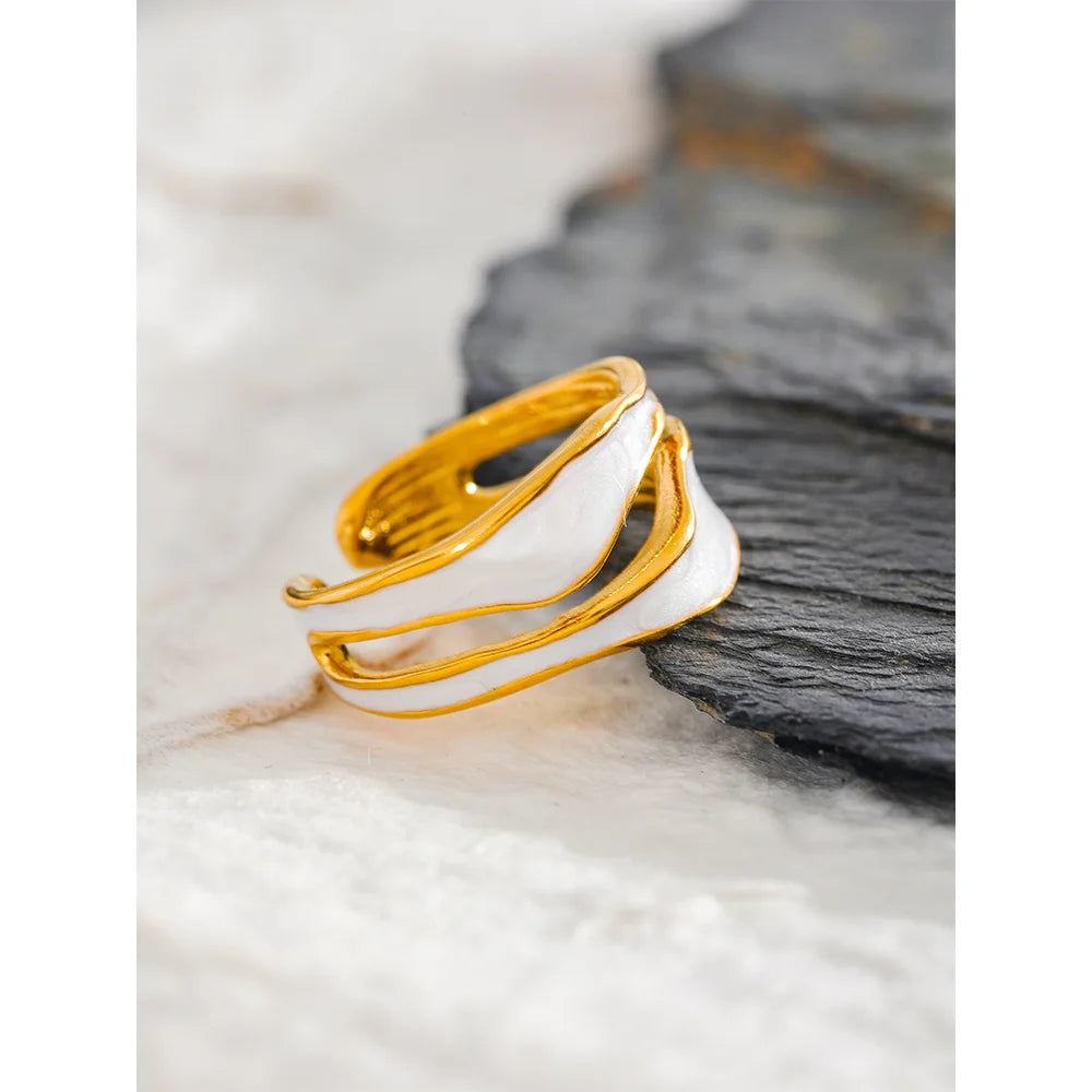 White enamel geometric ring in 18K gold-plated stainless steel with enamel.