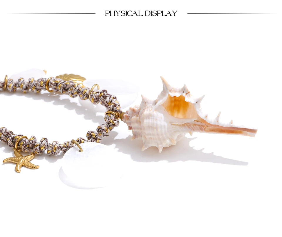 Shell star geometric necklace in gold-plated stainless steel with shell.