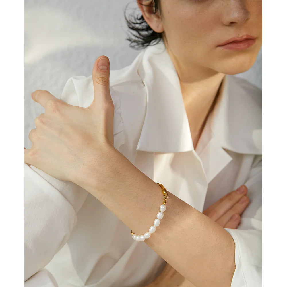 Freshwater pearl geometric bracelet in 18K gold-plated stainless steel with freshwater pearl.