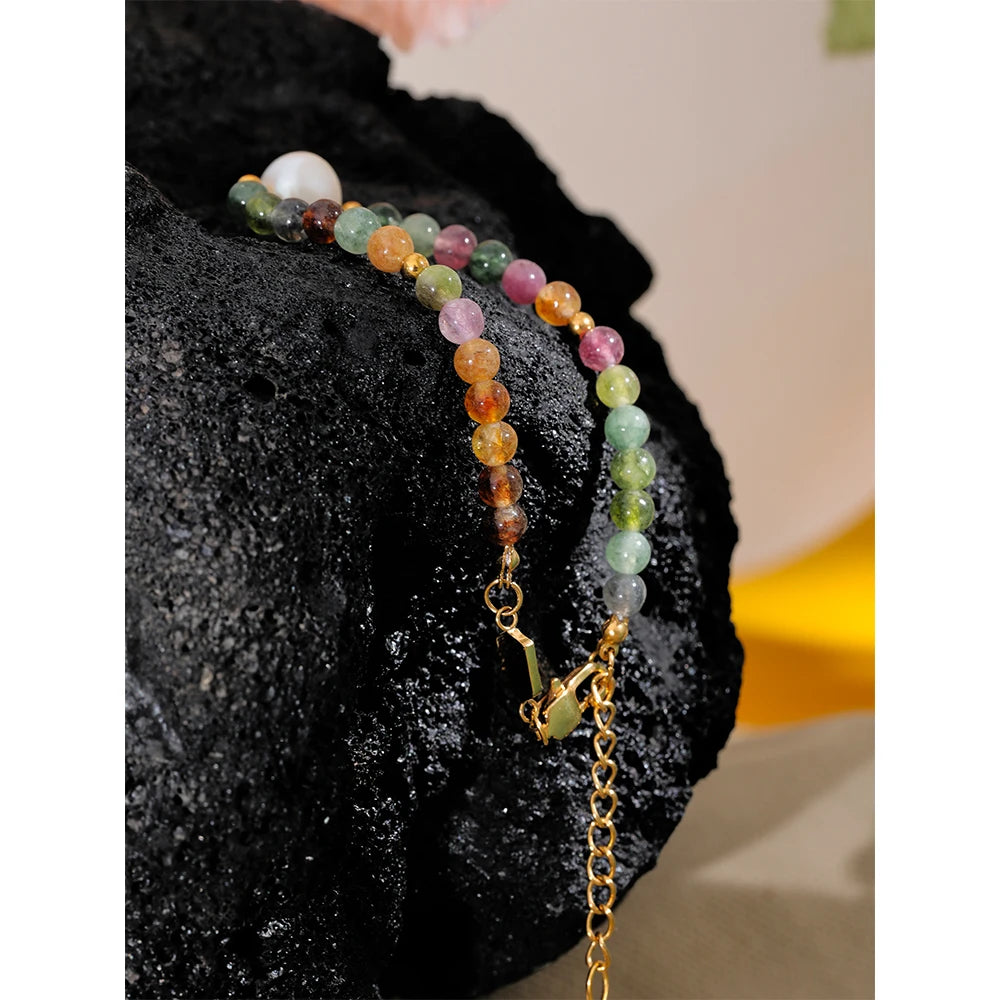 Pearl natural stone beaded bracelet in gold-plated stainless steel with pearl and natural stone.