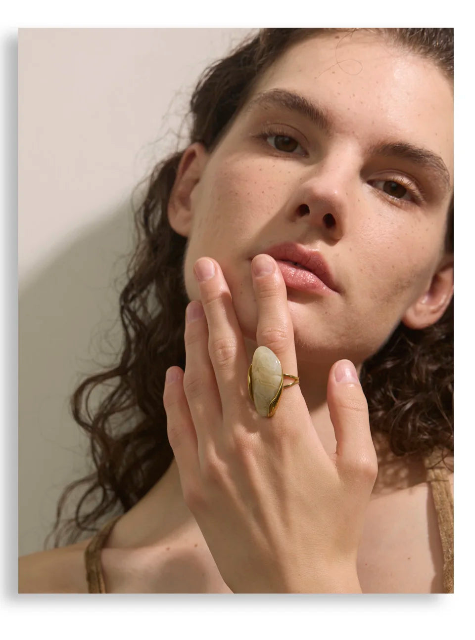 Green resin geometric ring in 18K gold-plated stainless steel with resin.