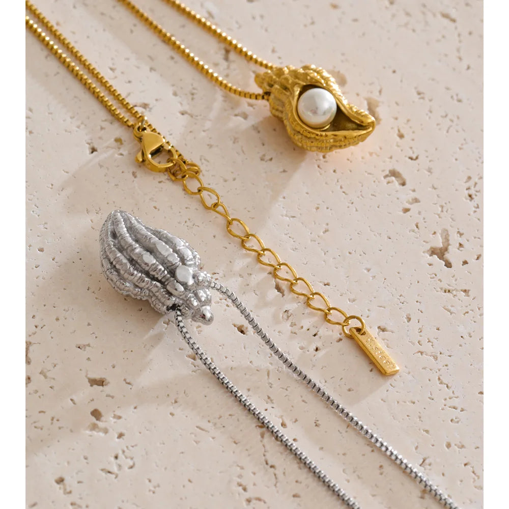 Pearl shell geometric necklace in gold-plated stainless steel with pearl and shell.