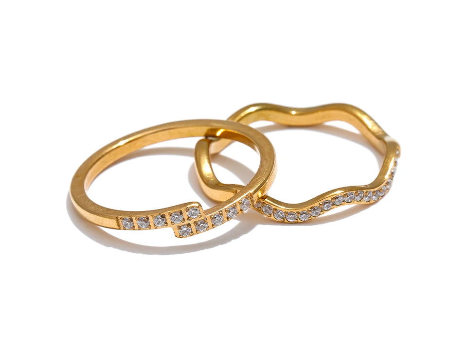 Cubic zirconia geometric ring in 18K gold-plated stainless steel with cubic zirconia.