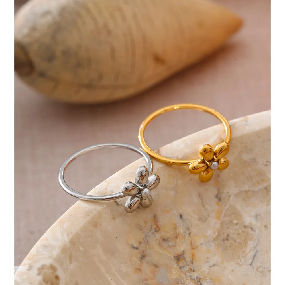 Pearl flower minimalist ring in 18K gold-plated stainless steel with pearl.