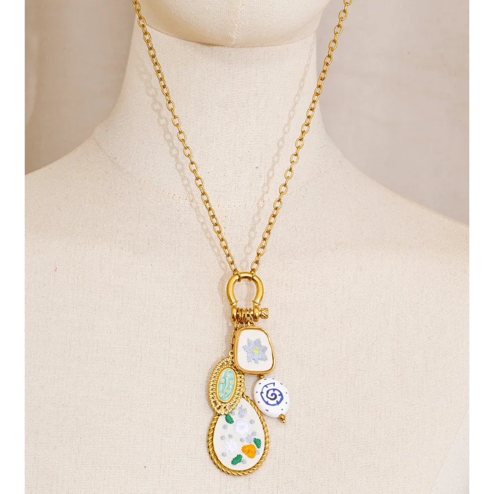 Flower necklace in gold-plated stainless steel.