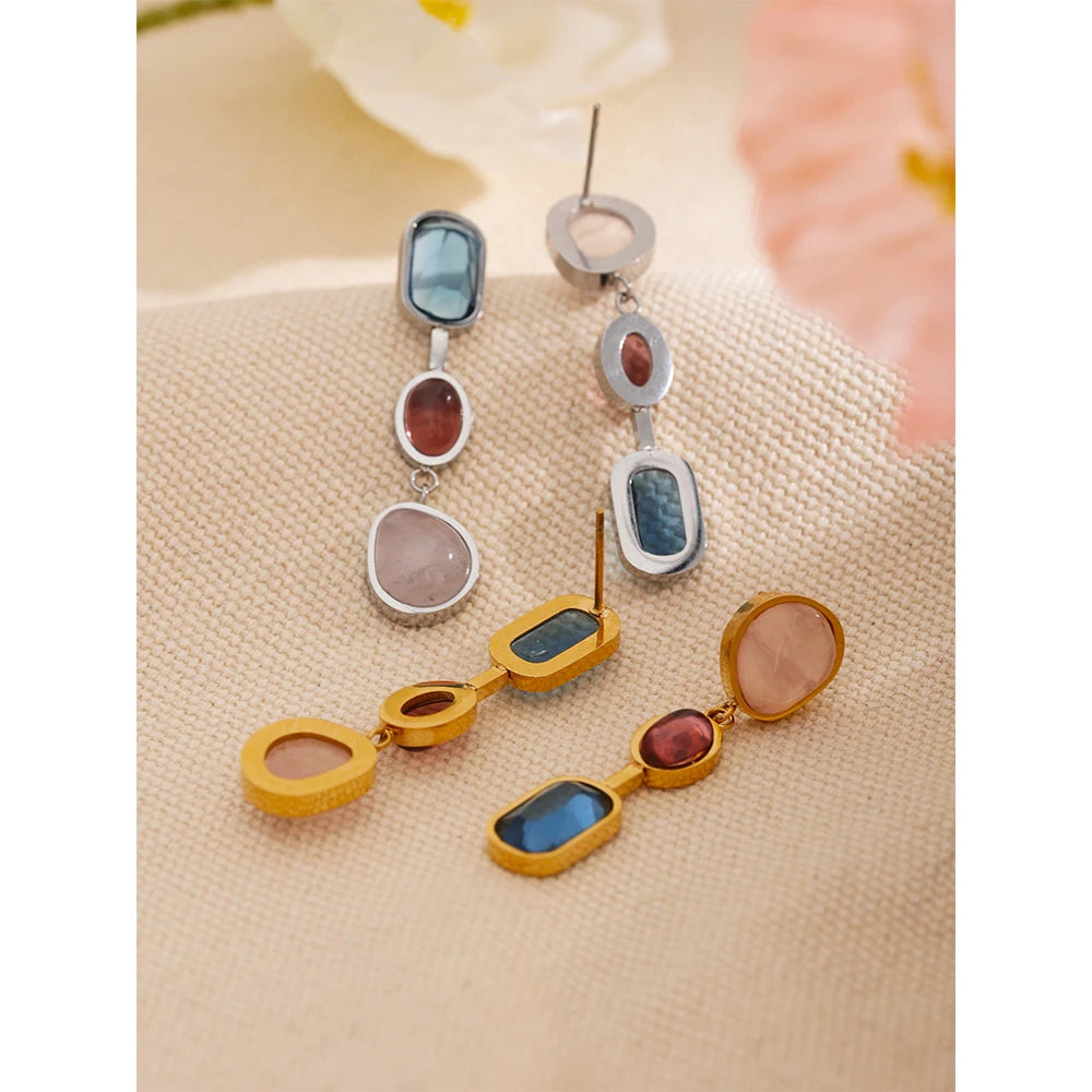 Natural stone geometric earrings in gold-plated 316L stainless steel with natural stone.