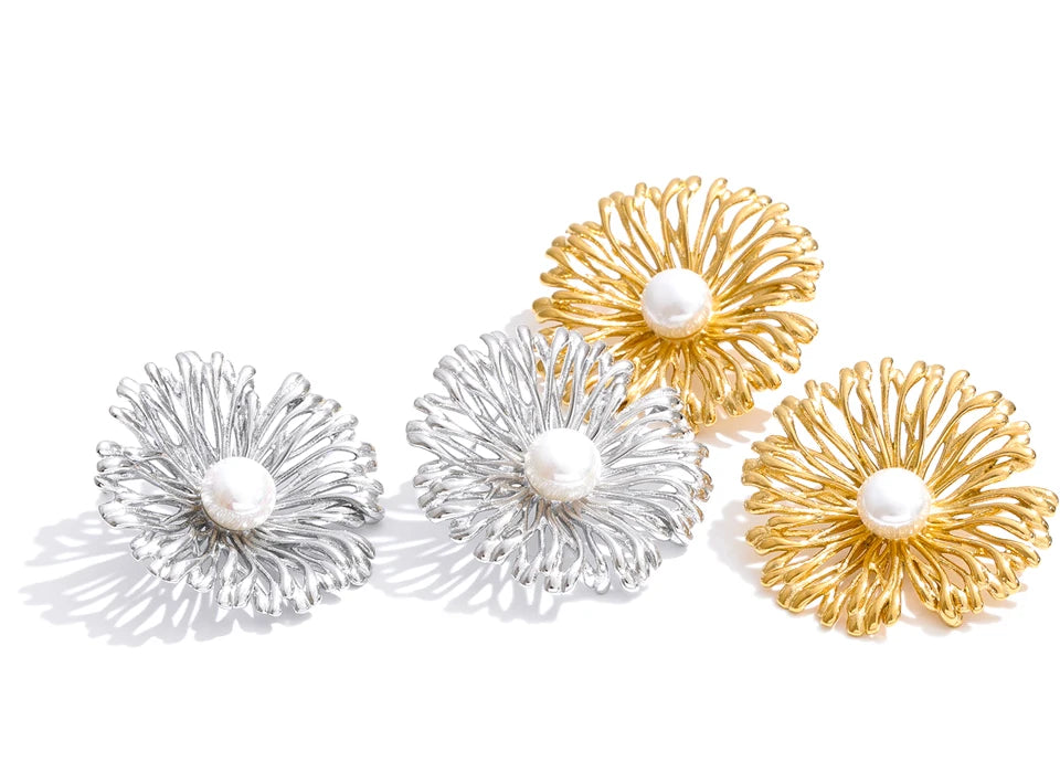 Pearl flower earrings in gold-plated stainless steel with pearl.