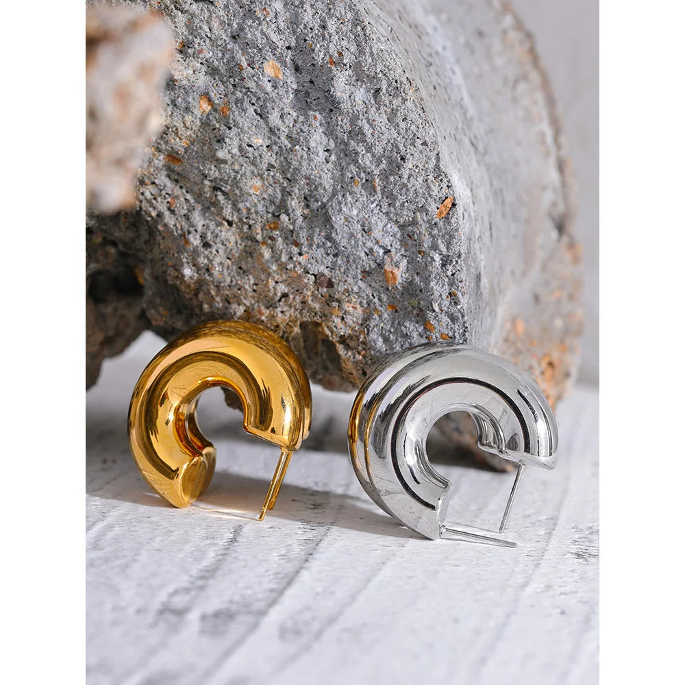 Geometric earrings in gold-plated stainless steel.