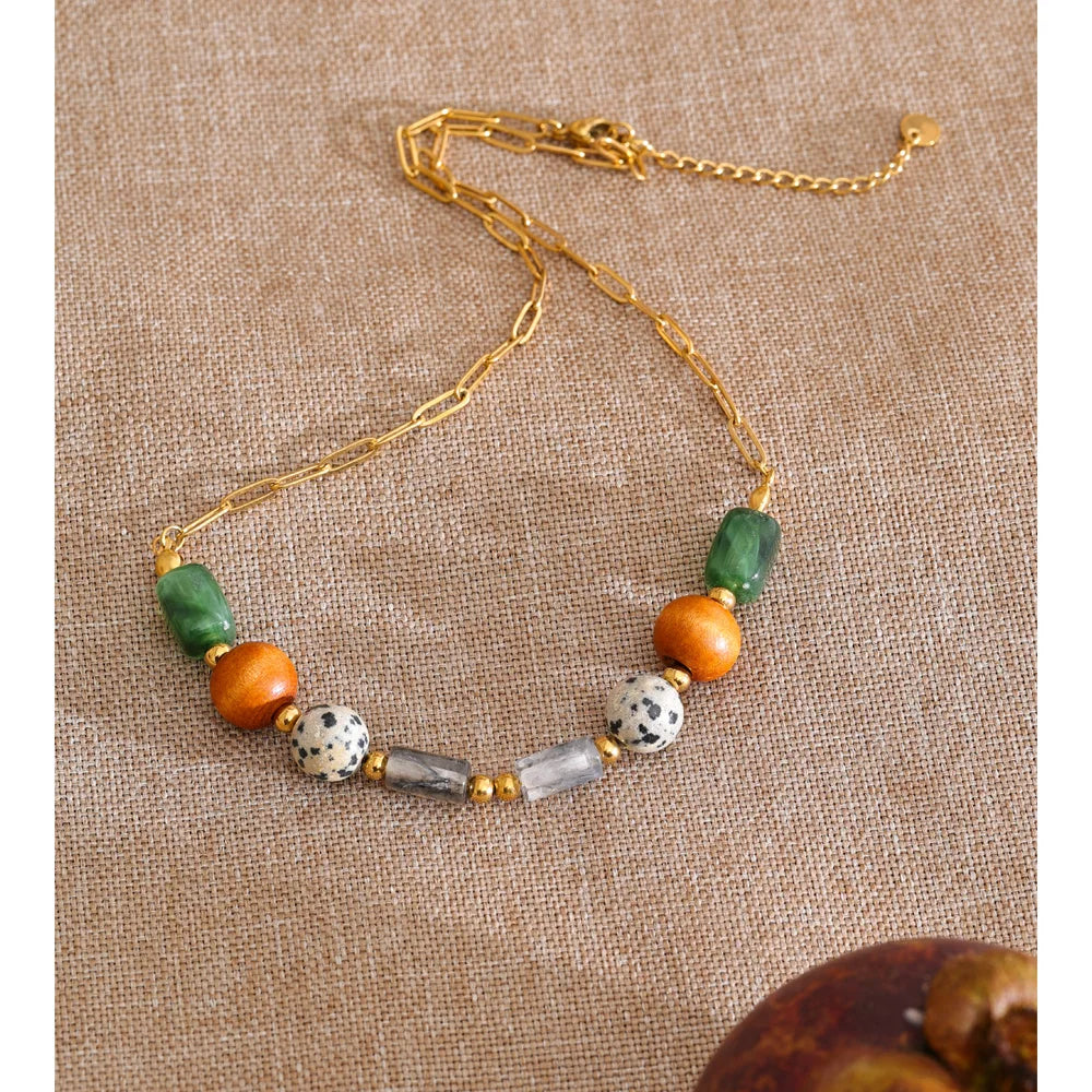 Resin natural stone beaded necklace in gold-plated stainless steel with natural stone and resin.