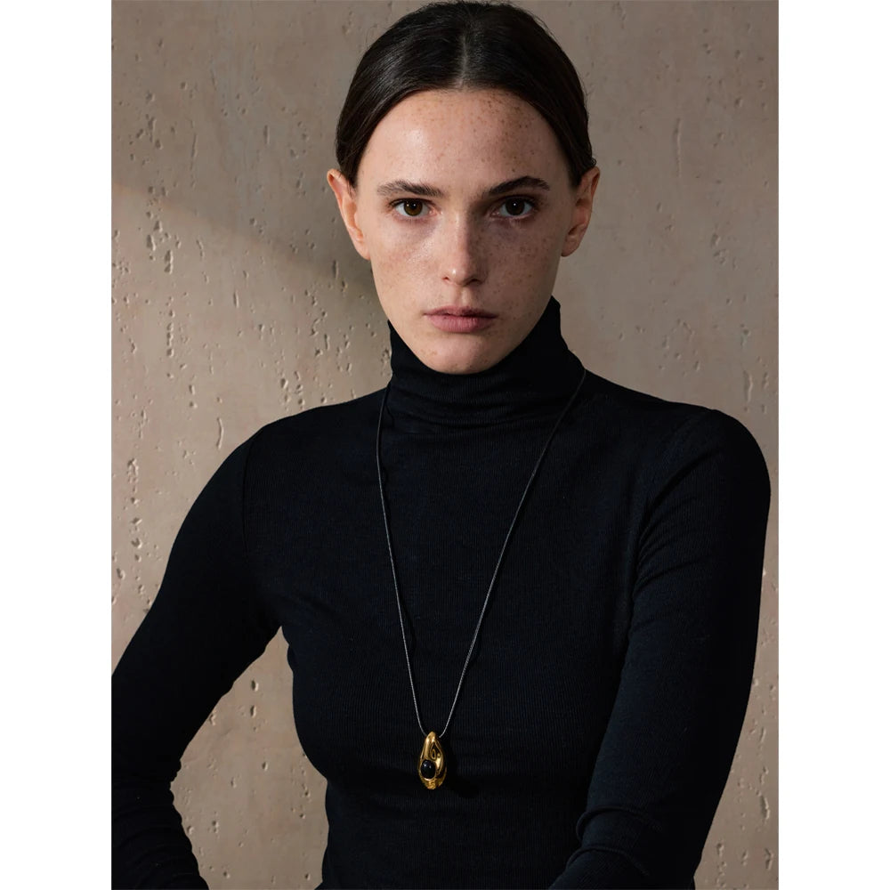 Natural stone geometric necklace in gold-plated stainless steel with natural stone.