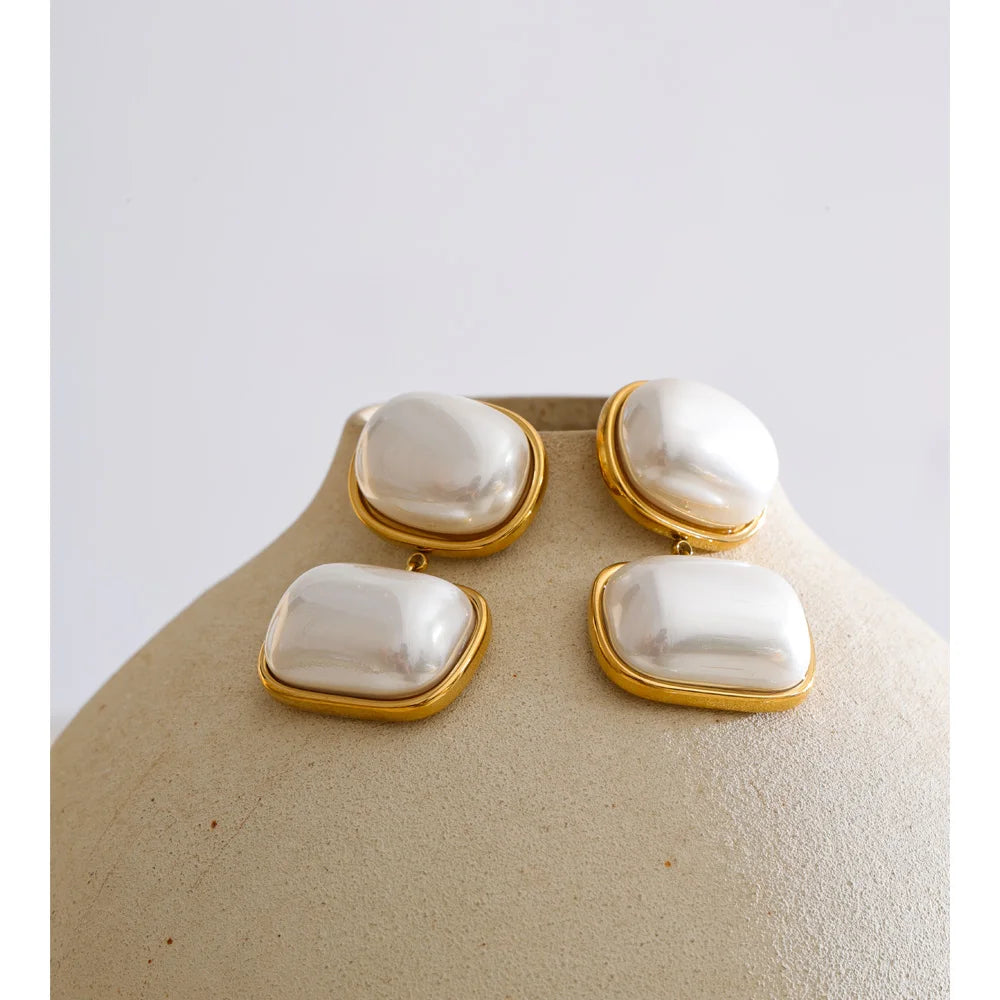 Pearl geometric earrings in gold-plated stainless steel with pearl.
