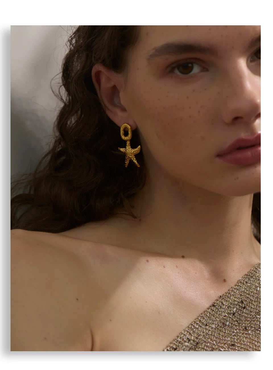 Star earrings in gold-plated stainless steel.