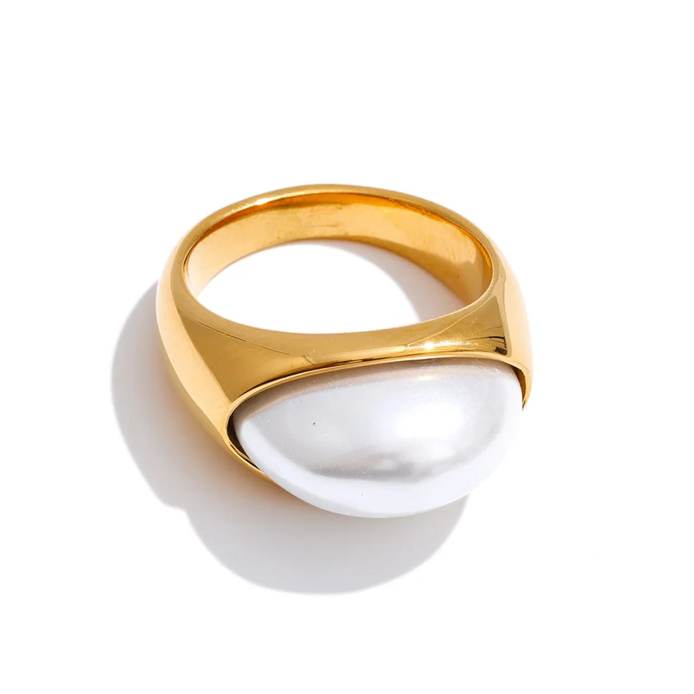 Pearl geometric ring in gold-plated stainless steel with pearl.