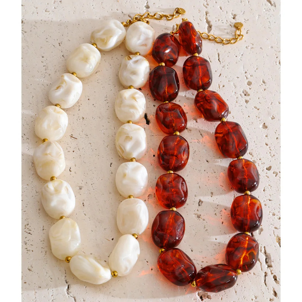 Amber resin acrylic necklace in gold-plated stainless steel with resin and acrylic.