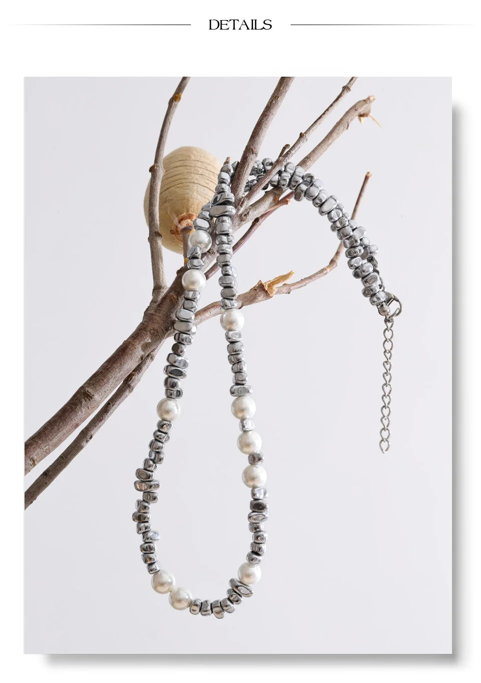 Pearl beaded geometric necklace in gold-plated stainless steel with pearl.