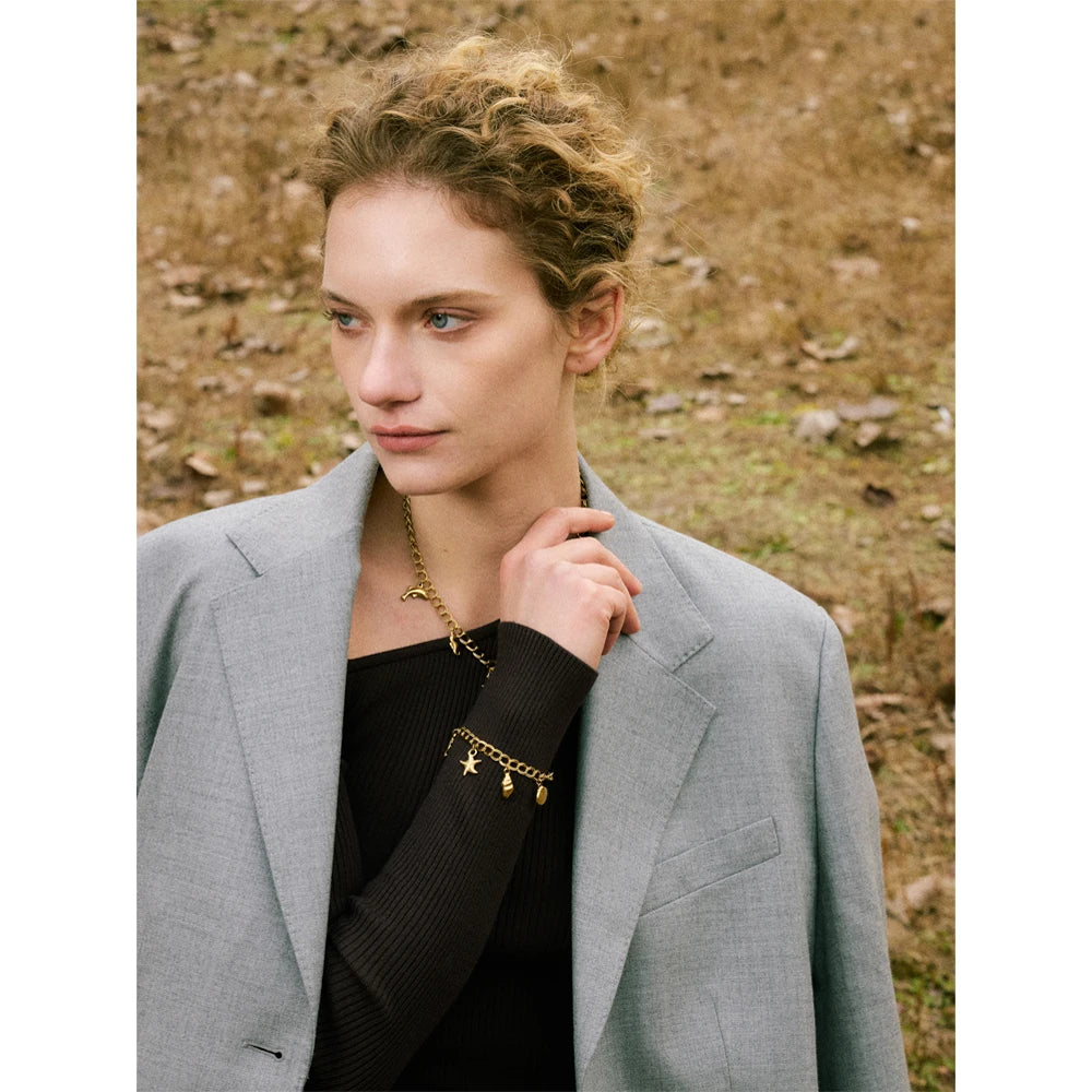 Shell star geometric necklace in gold-plated stainless steel with shell.