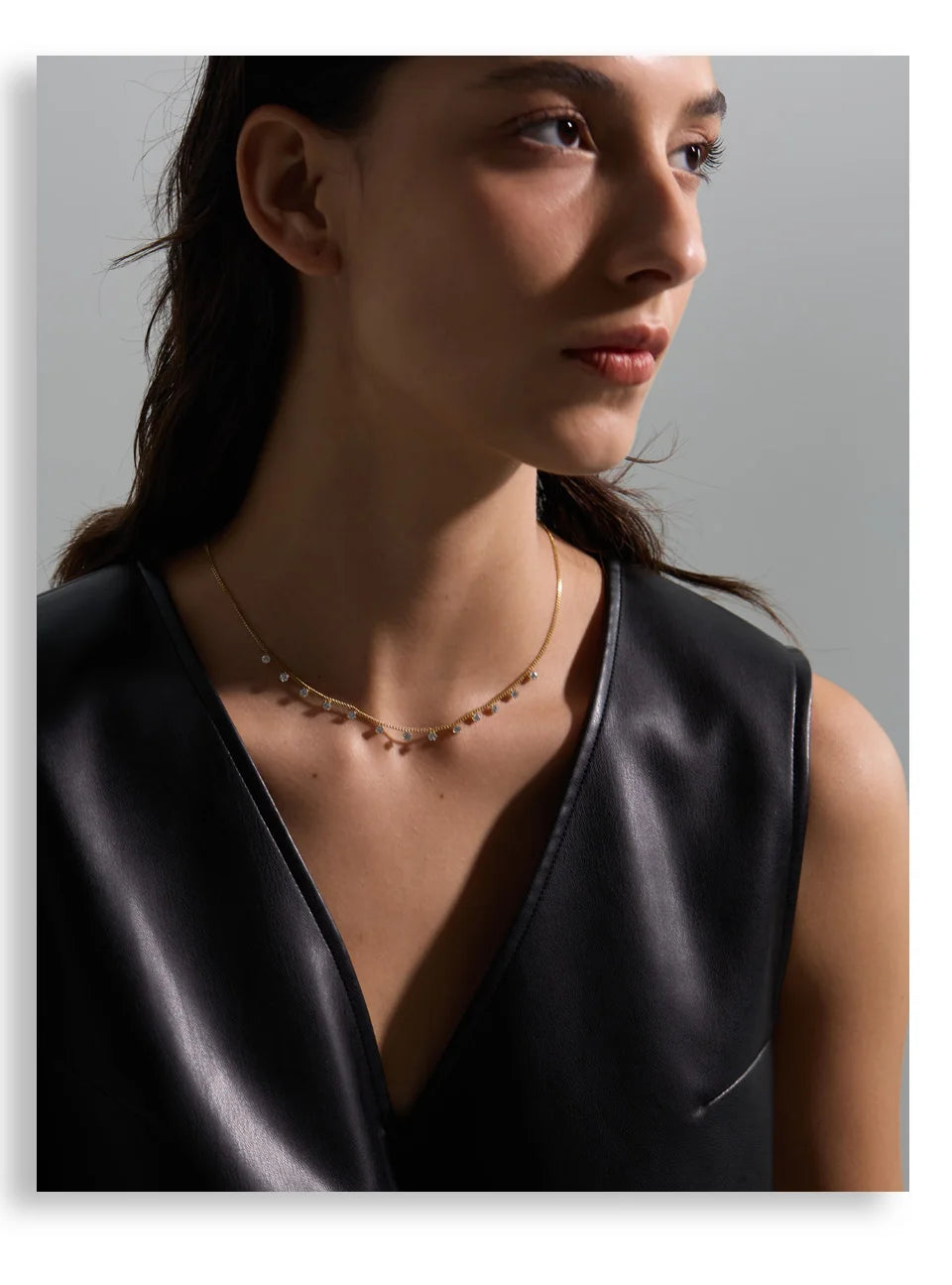 Cubic zirconia geometric chain necklace in gold-plated stainless steel with cubic zirconia.