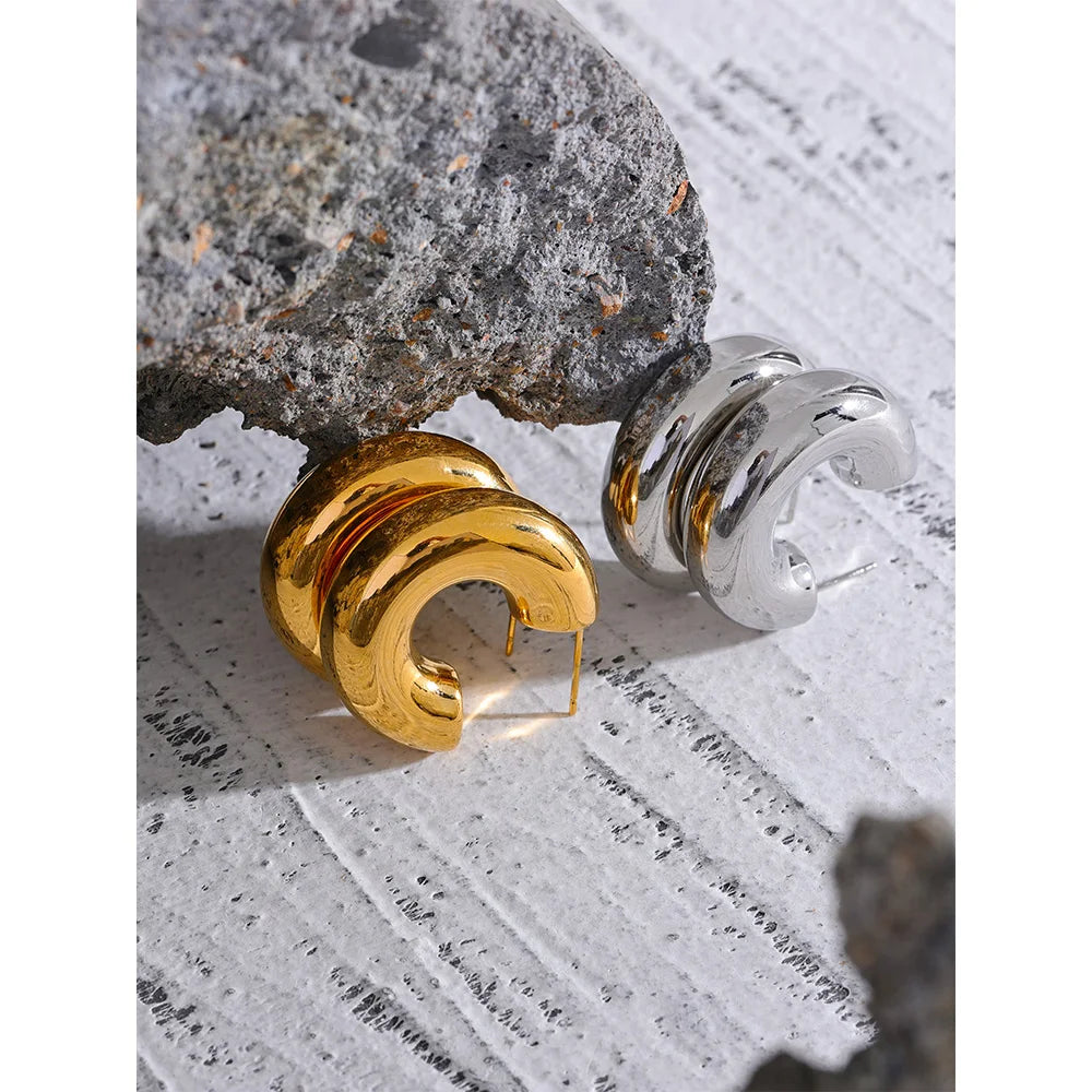 Geometric earrings in gold-plated stainless steel.