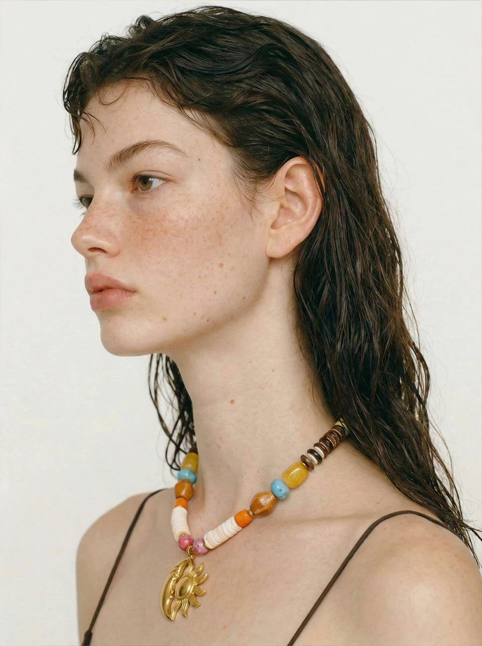Resin natural stone moon necklace in gold-plated stainless steel with natural stone and resin.