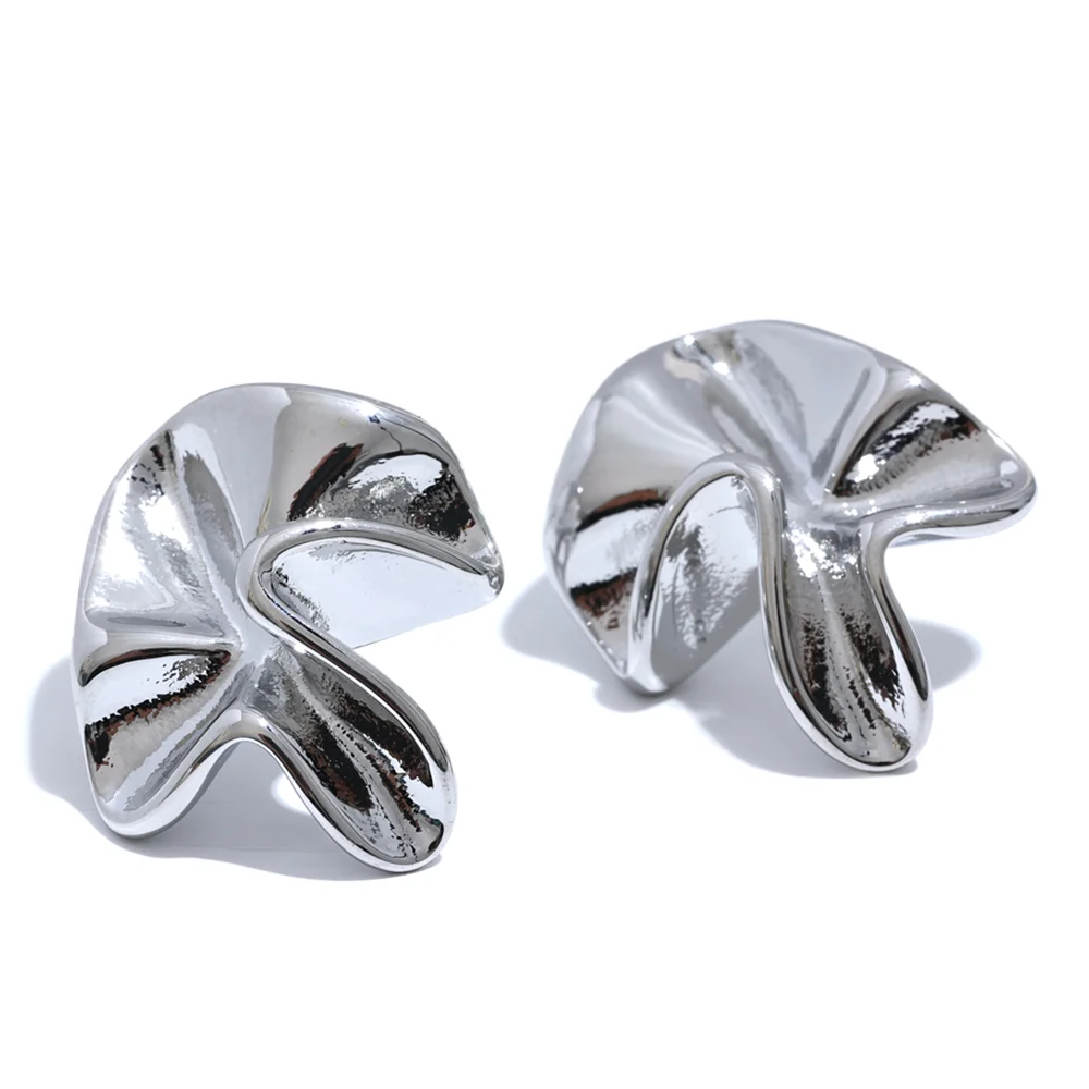 Flower earrings in gold-plated 316L stainless steel.