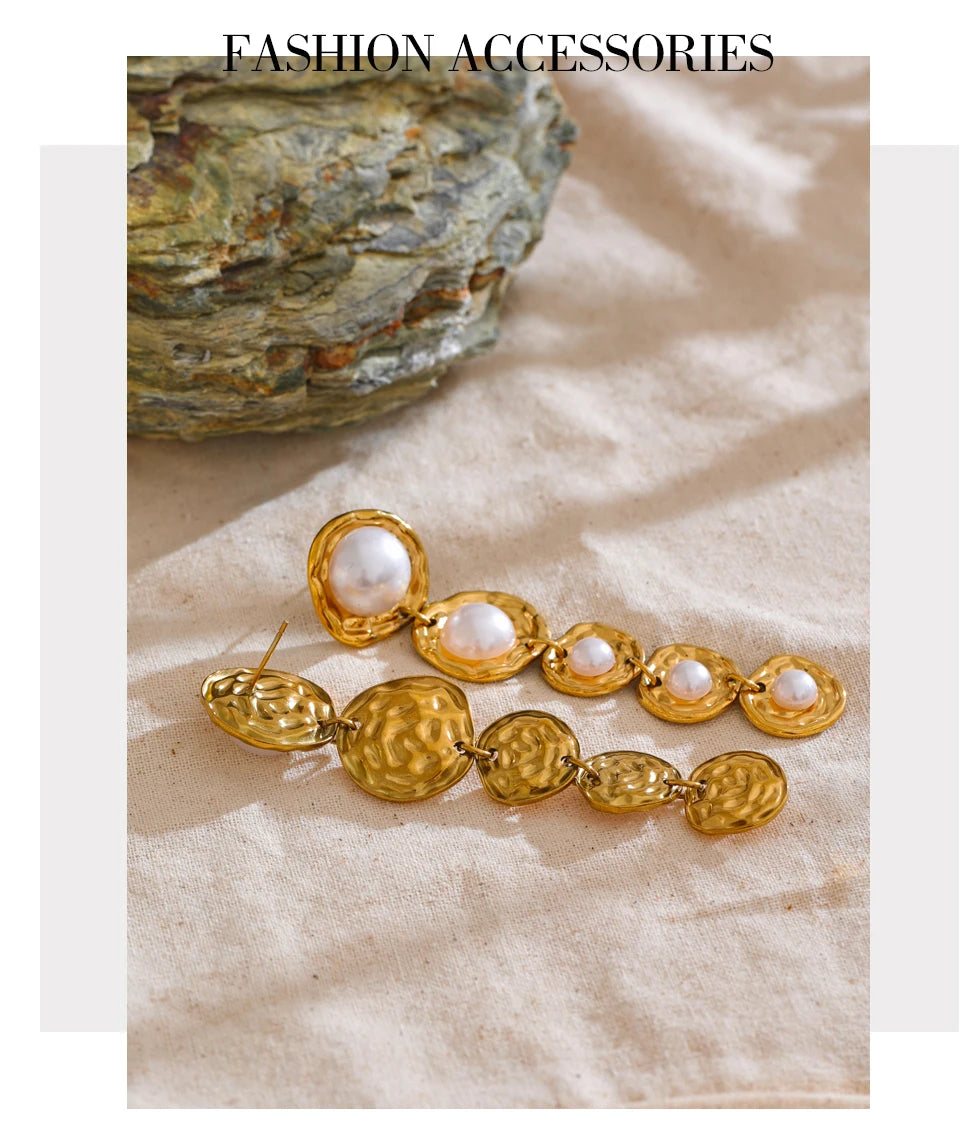 Pearl geometric earrings in gold-plated stainless steel with pearl.