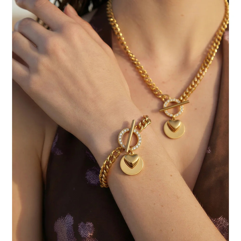 Geometric chain necklace in gold-plated stainless steel.