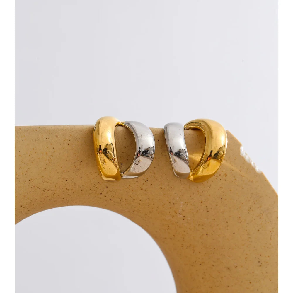 Geometric earrings in gold-plated stainless steel.