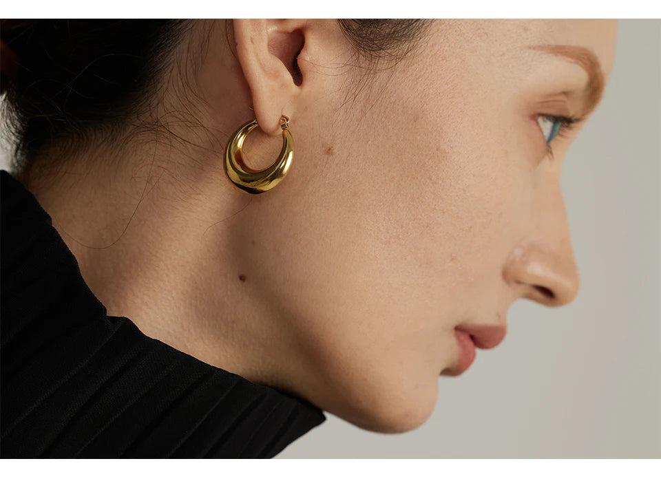 Hammered geometric earrings in 18K gold-plated stainless steel.
