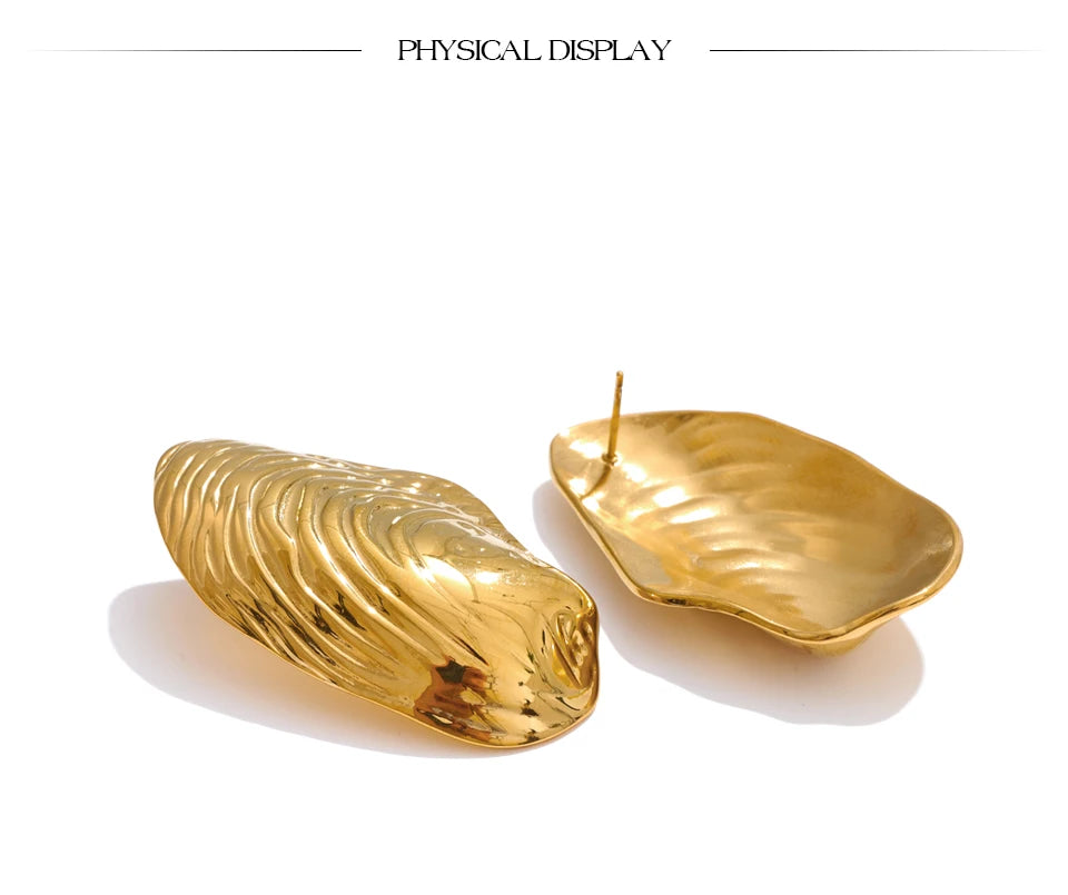 Geometric earrings in gold-plated stainless steel.