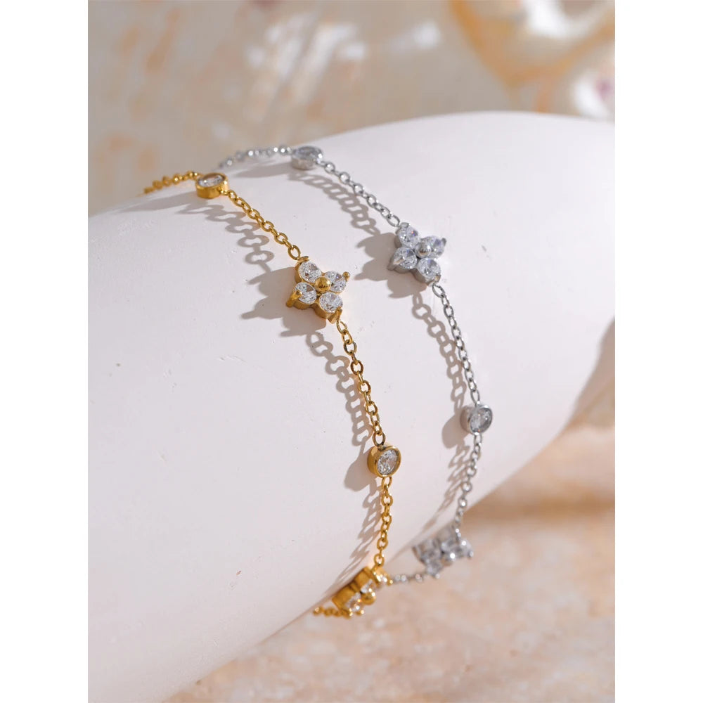 Cubic zirconia flower geometric necklace in gold-plated stainless steel with cubic zirconia.