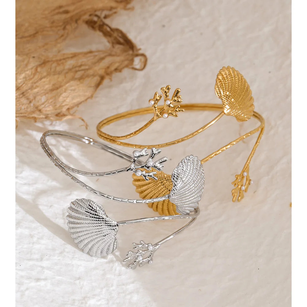 Shell geometric bracelet in gold-plated stainless steel with shell.