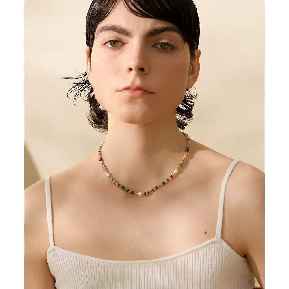 Freshwater pearl natural stone multi-color necklace in gold-plated stainless steel with freshwater pearl and natural stone.