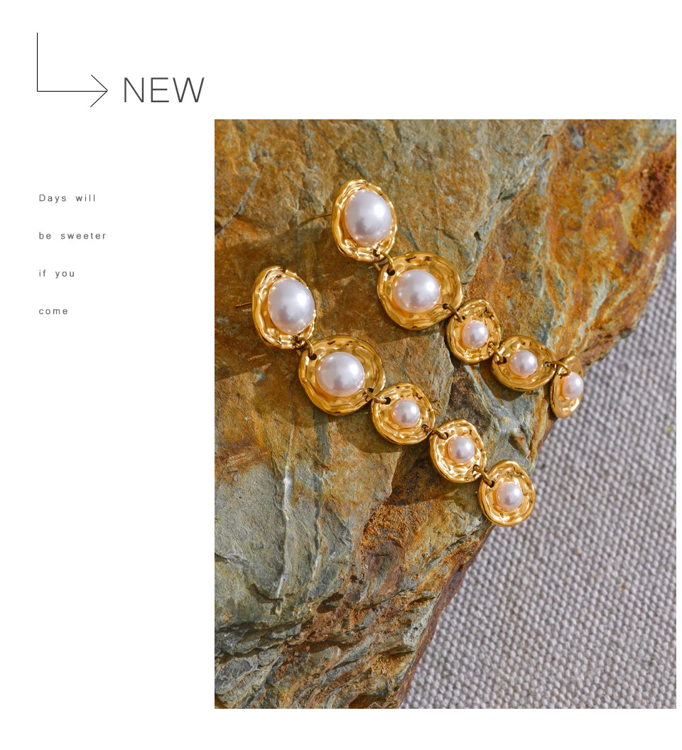 Pearl geometric earrings in gold-plated stainless steel with pearl.