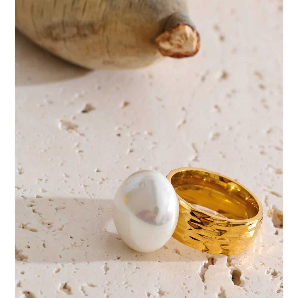 Pearl shell geometric ring in 18K gold-plated stainless steel with pearl and shell.