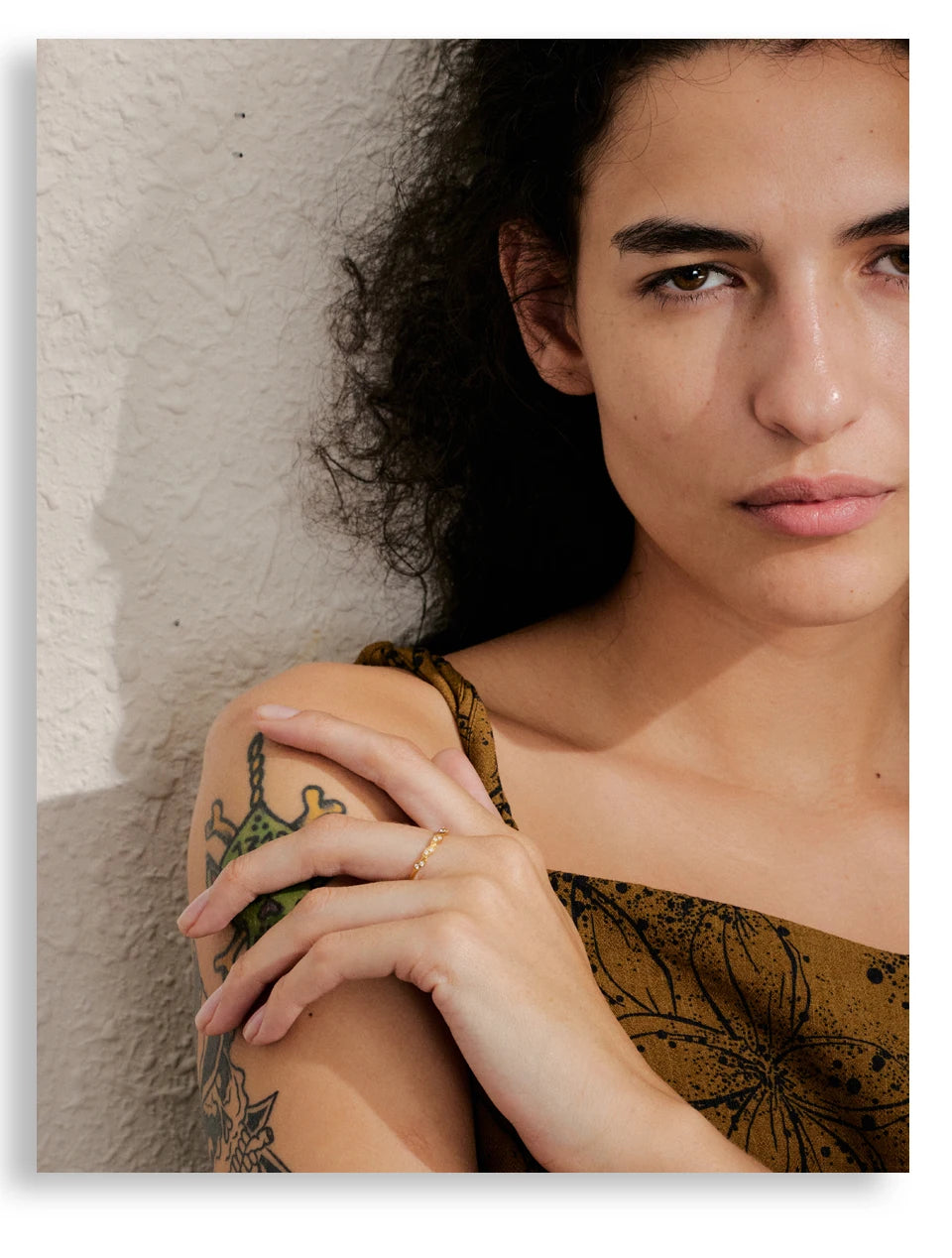 Cubic zirconia geometric ring in gold-plated stainless steel with cubic zirconia.