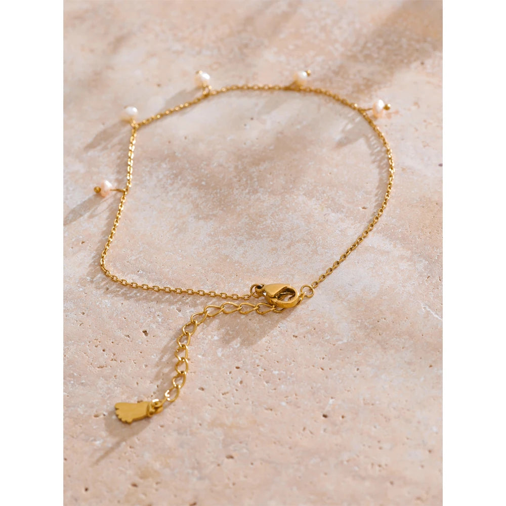 Freshwater pearl geometric chain necklace in gold-plated stainless steel with freshwater pearl.