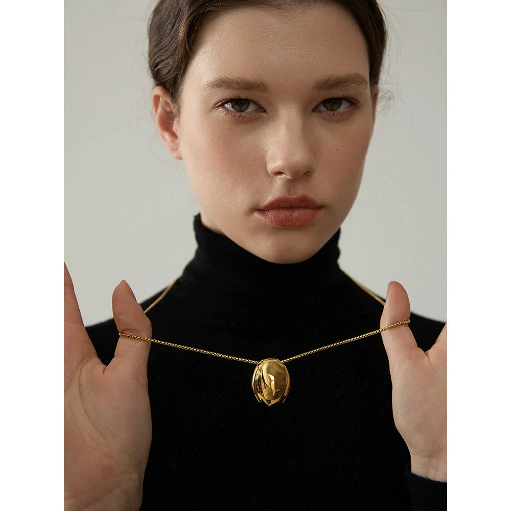 Minimalist geometric chain necklace in gold-plated 316L stainless steel.