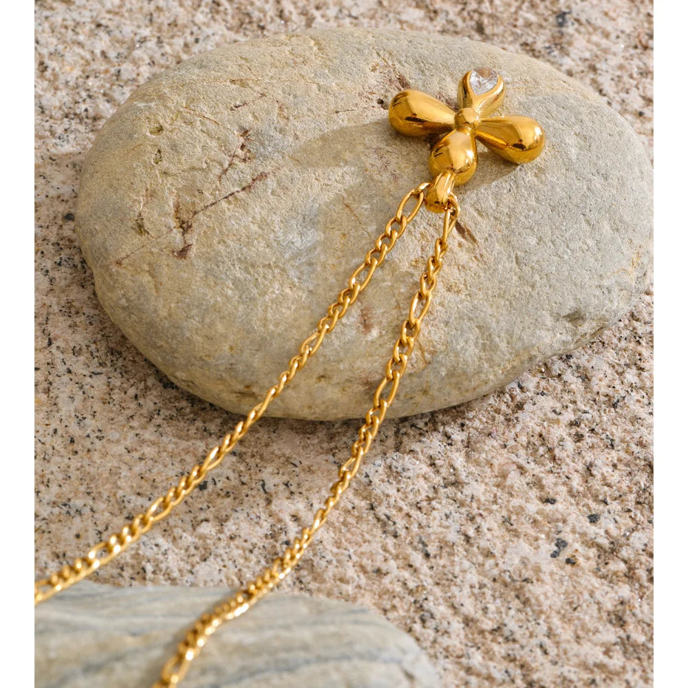 Cubic zirconia flower necklace in gold-plated stainless steel with cubic zirconia.