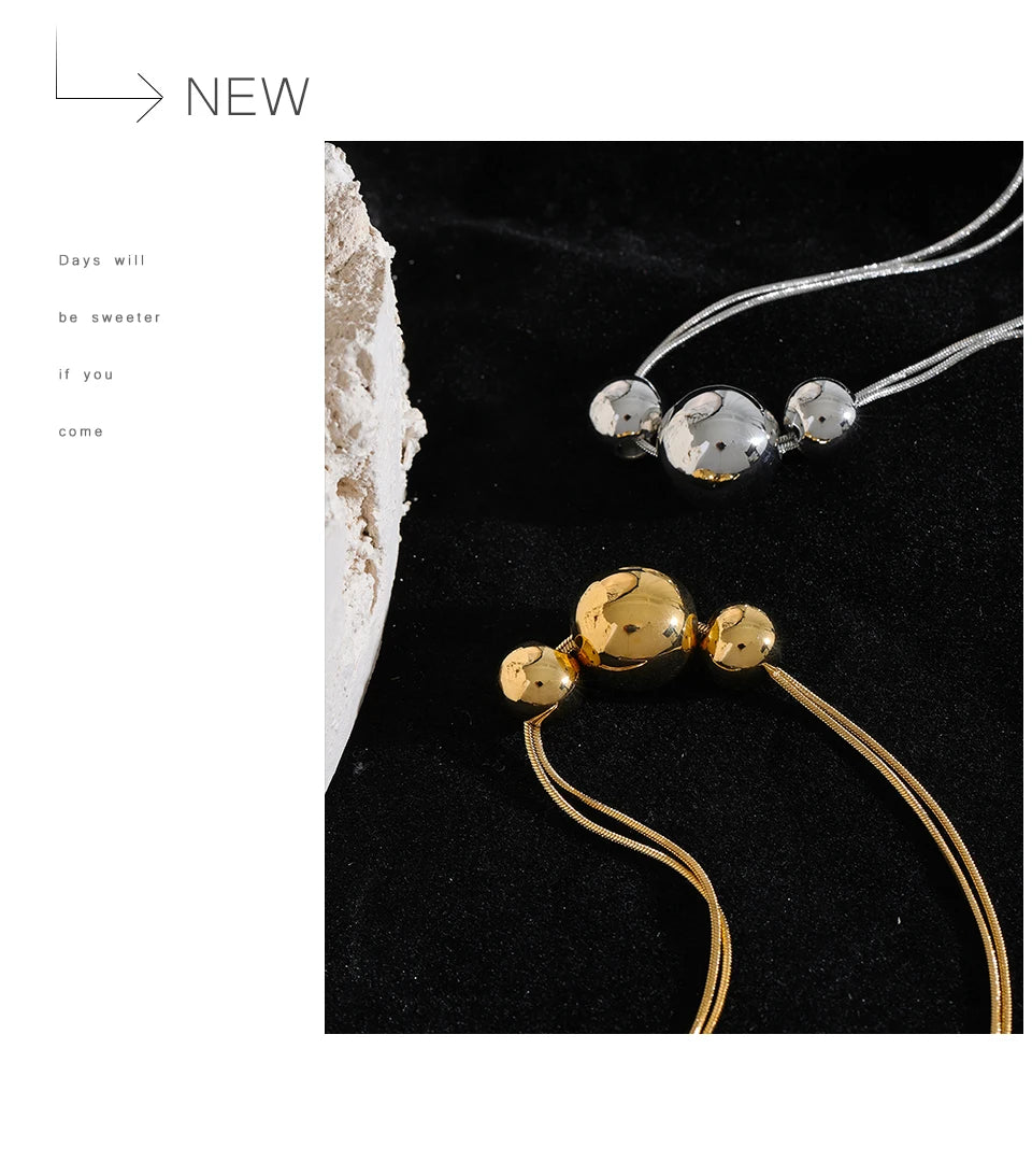 Beaded geometric chain necklace in gold-plated 316L stainless steel.