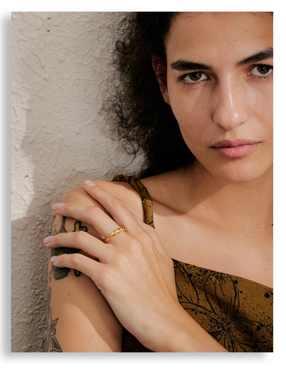 Minimalist geometric ring in 18K gold-plated stainless steel.
