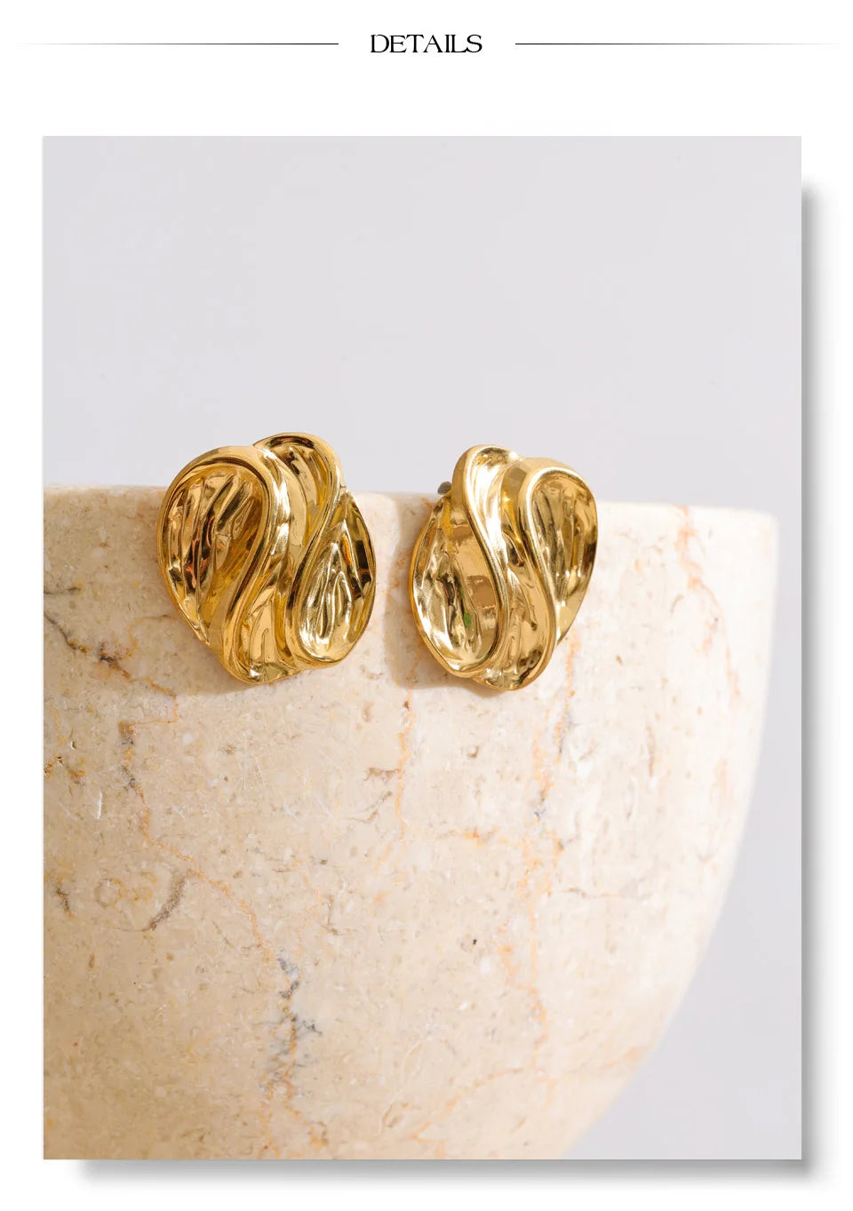 Geometric earrings in 18K gold-plated stainless steel.