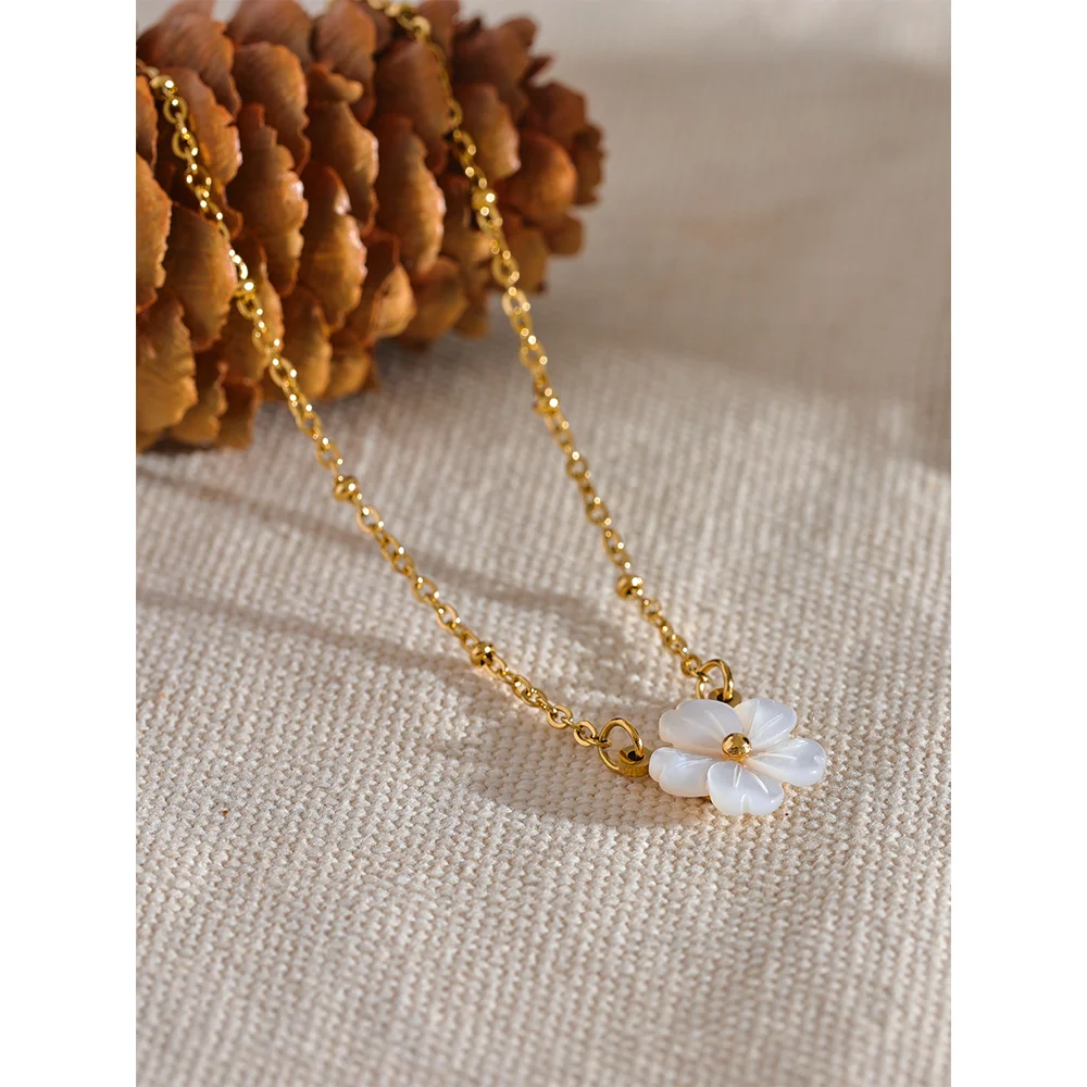 Shell flower chain necklace in gold-plated stainless steel with shell.