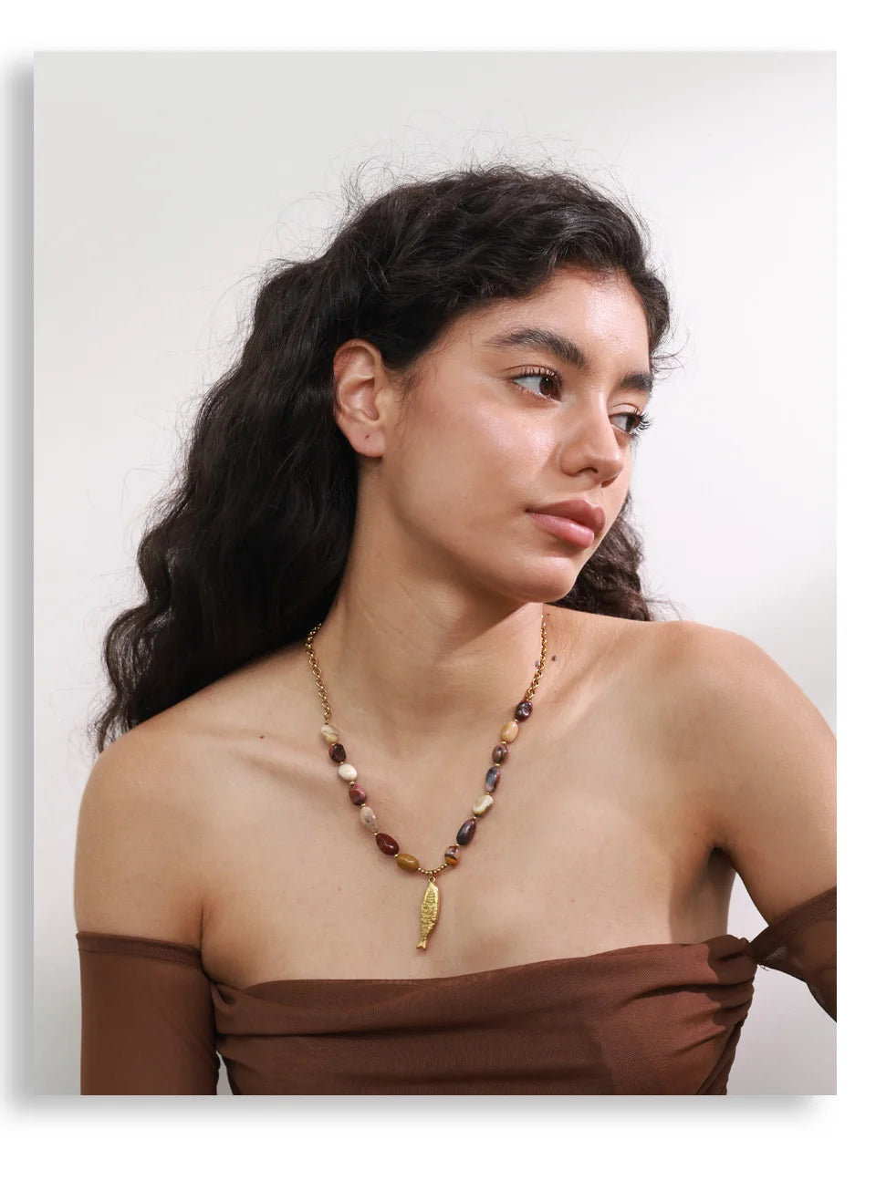 Natural stone beaded geometric necklace in gold-plated stainless steel with natural stone.