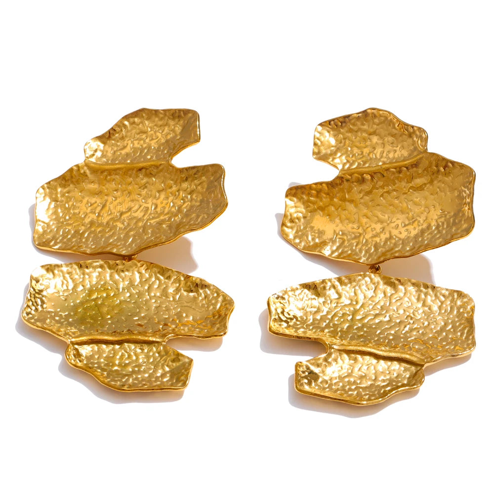 Hammered geometric earrings in gold-plated stainless steel.