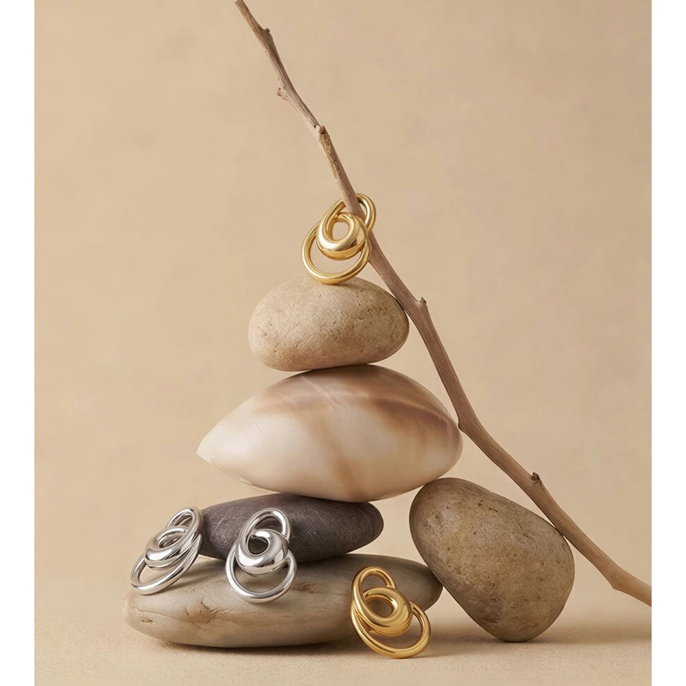 Geometric earrings in gold-plated stainless steel.