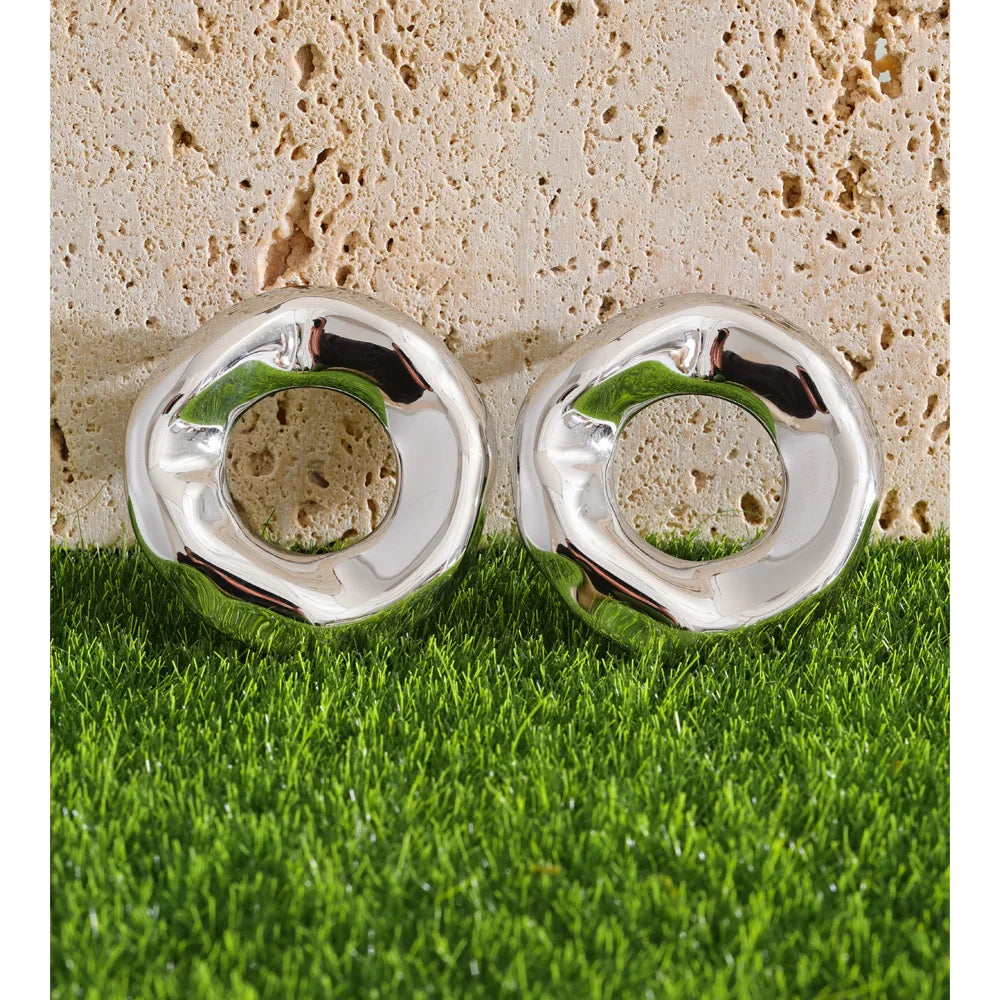 Minimalist geometric earrings in gold-plated stainless steel.