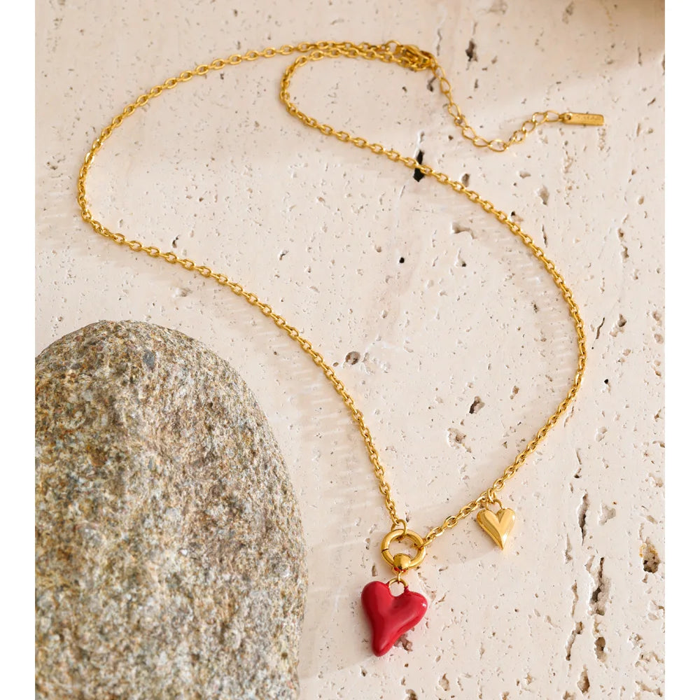 Enamel heart necklace in gold-plated stainless steel with enamel.