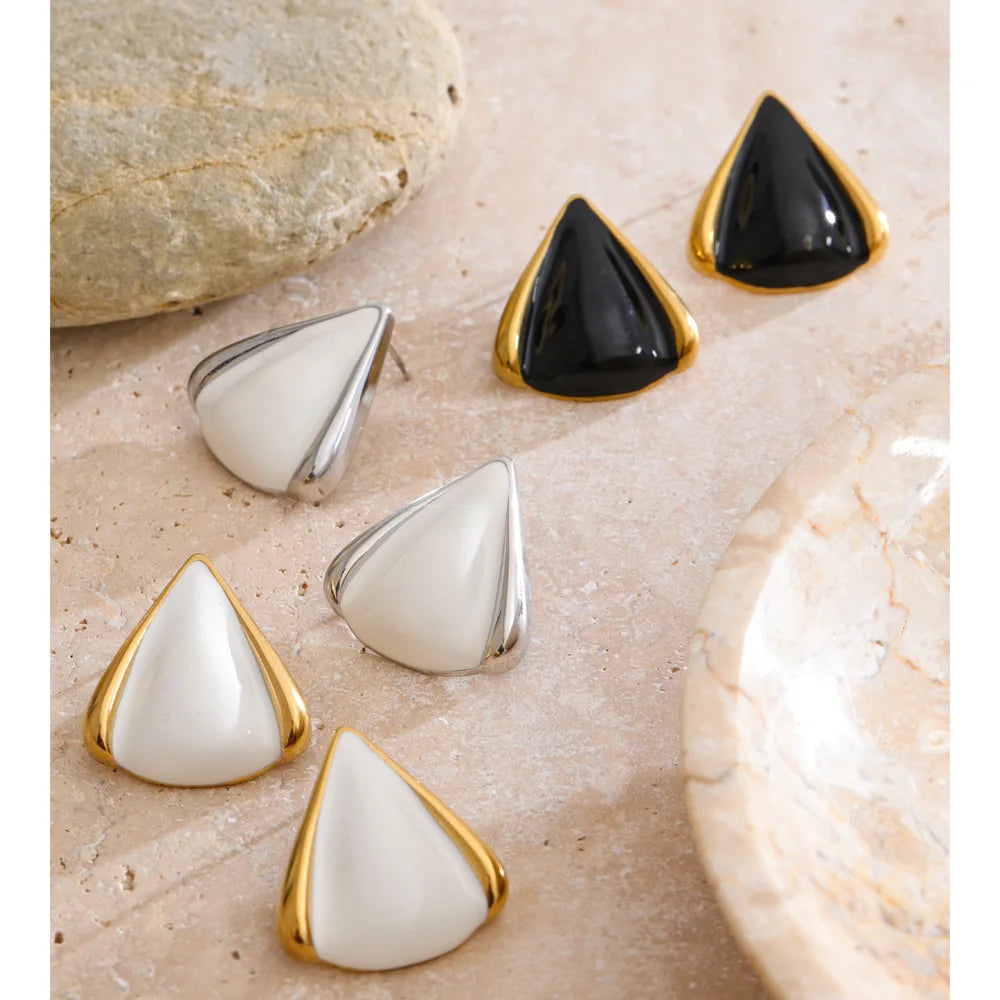 Black pearl geometric earrings in gold-plated stainless steel with pearl.